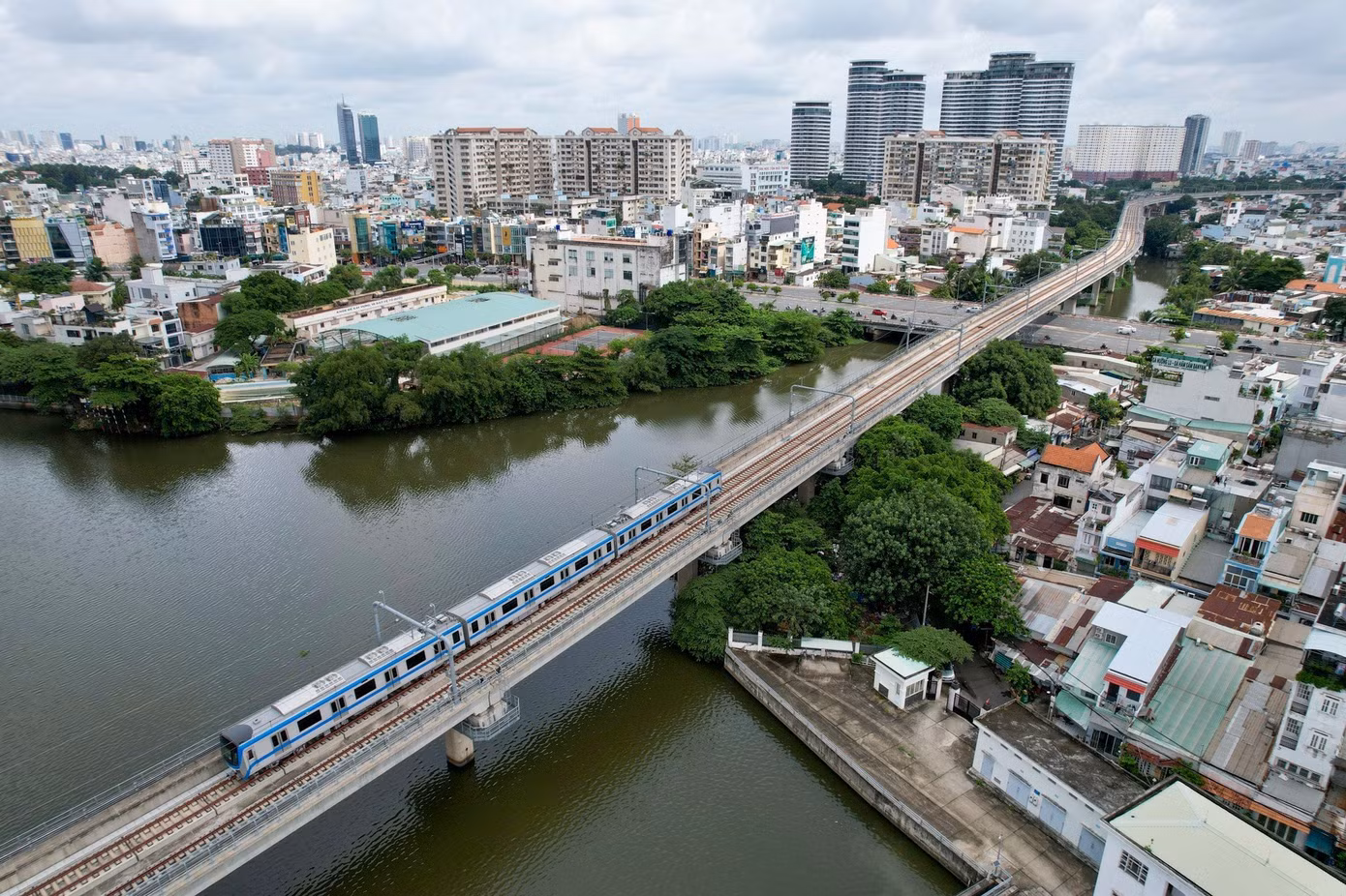 Theo Ban Quản lý đường sắt đô thị TPHCM, đây là sự kiện đánh dấu thêm một cột mốc mới trong quá trình triển khai dự án, tròn 1 năm kể từ ngày chạy thử đoàn tàu metro đầu tiên trong phạm vi depot Long Bình (TP Thủ Đức).