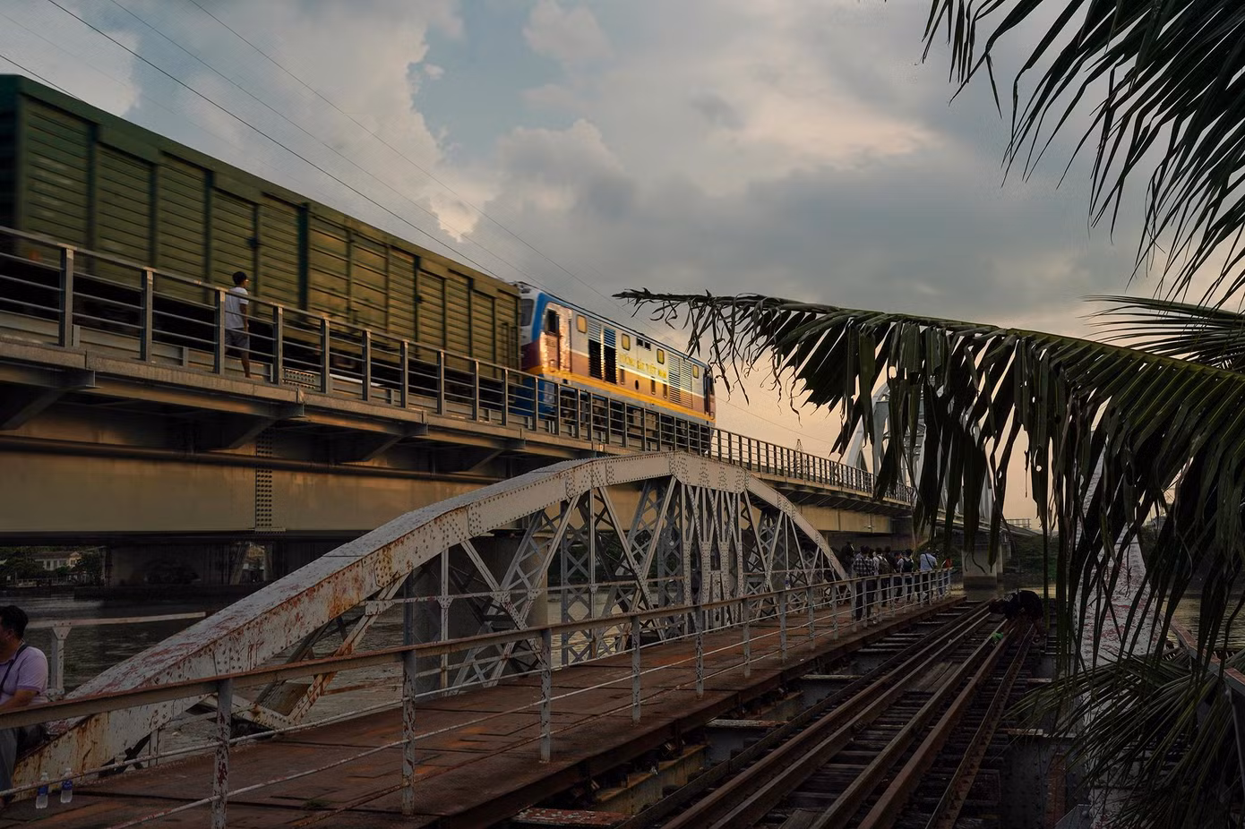 Quá trình xây dựng cầu, phần việc ngồi trong thùng kín bằng kim loại được gọi là caisson để đào móng trụ là việc nguy hiểm nhất. Bởi vì côɴԍ việc này đòi hỏi sự can đảm của người làm nghề, bản thân họ khi ngồi trong caisson sẽ được trang bị khí thở khi làm việc, mỗi ca làm sẽ khoảng 4 giờ. Vì thế lượng khí oxy cung cấp cho người ngồi trong caisson phải đảm bảo đủ dùng trong toàn bộ thời gian làm việc, tránh những vấn đề không đáng tiếc xảy ra.