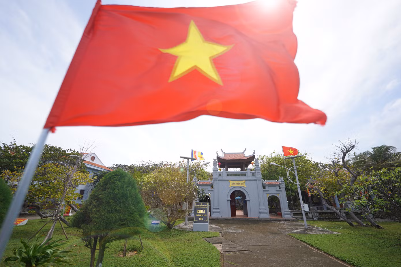 Chùa Trường Sa tọa lạc tại trung tâm đảo Trường Sa (Thị trấn Trường Sa, huyện Trường Sa, tỉnh Khánh Hòa), nằm trong quần thể với Đài tưởng niệm các anh hùng liệt sĩ và Nhà tưởng niệm Bác Hồ.