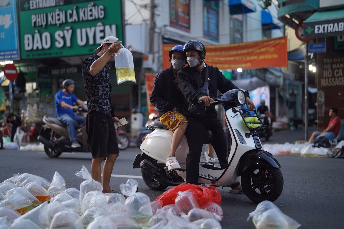 Phiên chợ bắt đầu từ rất sớm, nhưng luôn có khách đến xem hàng.