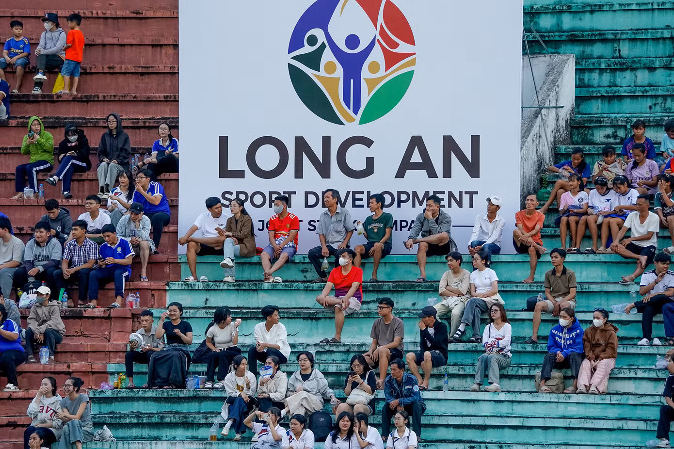Sau nhiều năm, SVĐ Long An mới phủ kín khán giả ở hai khán đài chính.