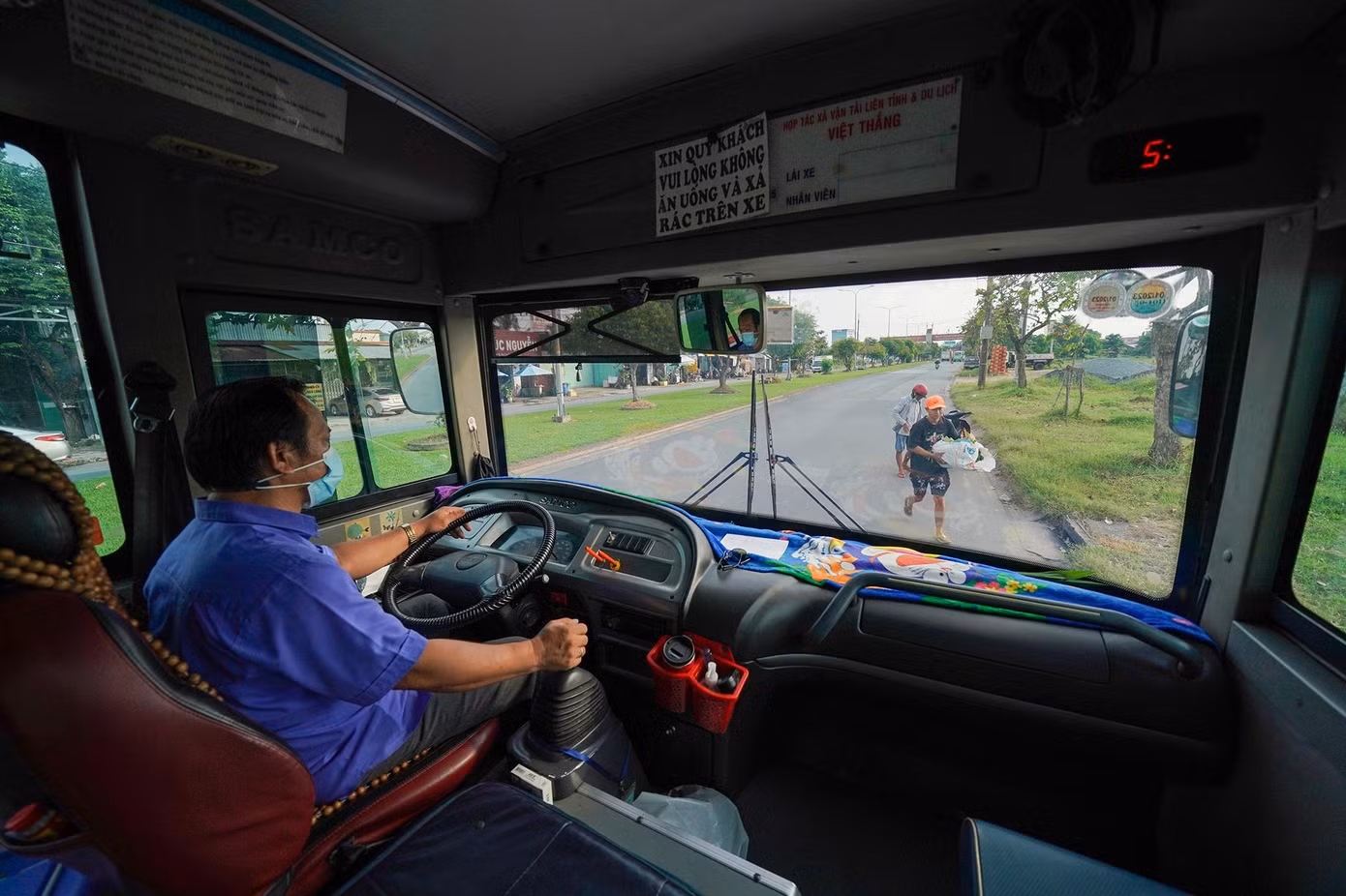 TPHCM có 126 tuyến xe buýt với gần 2.100 xe hoạt động. Cơ quan quản lý hạ tầng giao thông cũng đã tập trung khá nhiều cho giao thông công cộng nhưng lượng khách sử dụng loại hình vận tải này đang giảm qua các năm.