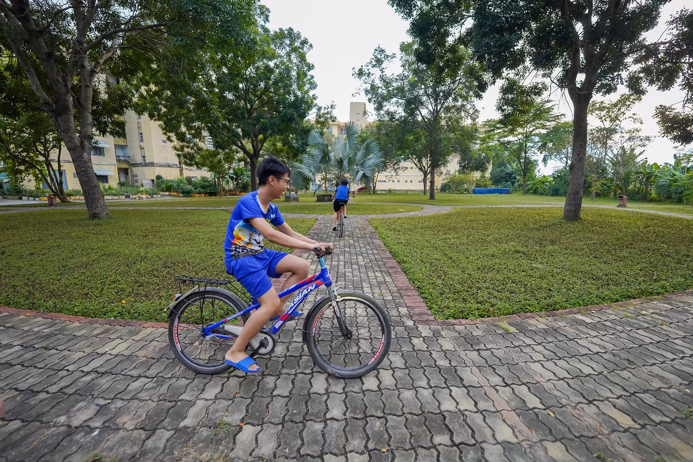 Khu vực C, nơi có các dãy căn hộ màu vàng có lẽ cũng là nơi có đông dân cư nhất khu tái định cư.