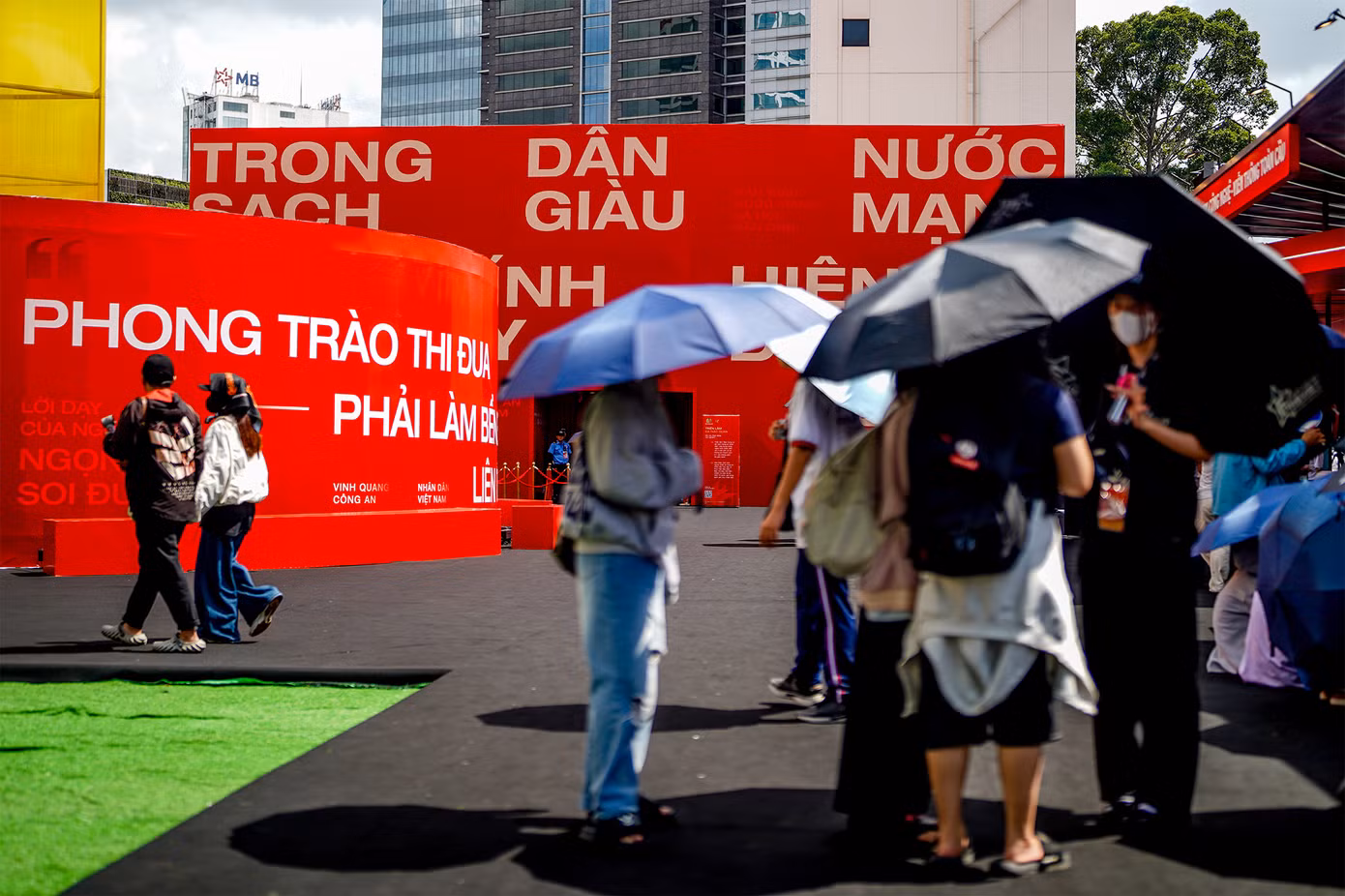 Thời tiết những ngày này ở TPHCM mưa và nắng gắt đan xen nhưng không vì thế mà sức hấp dẫn của triển lãm "Bản hùng ca Công an nhân dân Việt Nam" giảm đi.