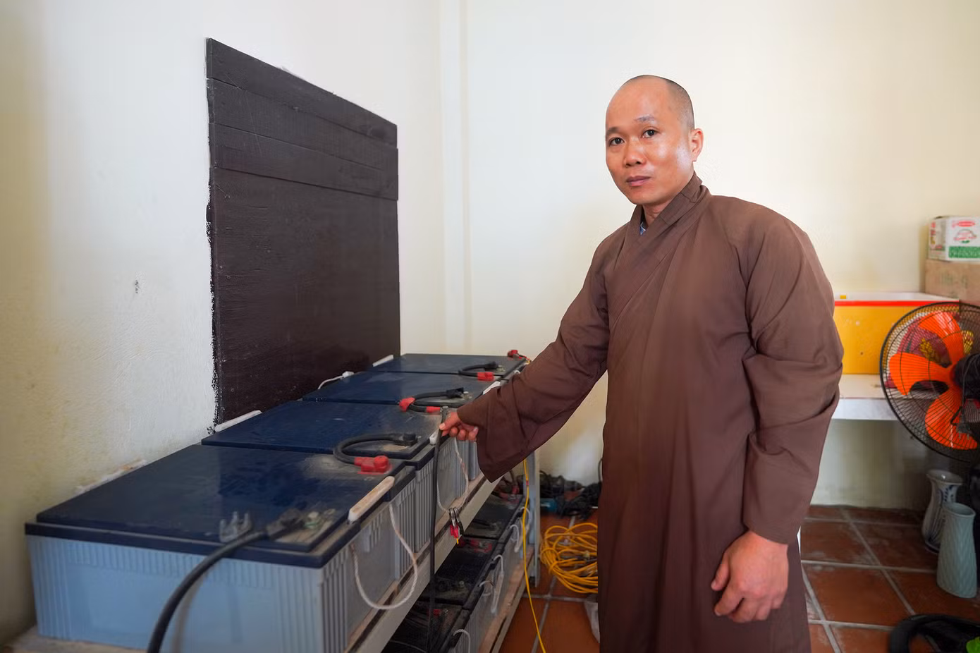 Đã thành lệ, các chùa đều thỉnh chuông ngày hai lần vào 5h và 18h, khi tiếng chuông chùa vang lên cũng là thời điểm bắt đầu những hoạt động thường nhật của một ngày mới trên các đảo. Tiếng chuông chùa như cộng hưởng với gió biển, với lòng người và mang theo những nguyện cầu bình an cho mọi nhà. Thầy Thích Nhuận Đạt năm 13 tuổi một hôm vào chùa ăn giỗ thấy thích chùa nên ở lại tu luôn. Thầy Nhuận Đạt xung phong đi Trường Sa từ năm 2013. Khi thầy đi, sư phụ động viên cố gắng làm Phật sự ở Trường Sa một năm. Nhưng thầy Nhuận Đạt đi đã thấm thoắt gần 10 năm mà chưa thấy cần trở về. Thầy là vị sư ở Trường Sa lâu nhất nhưng vẫn nghĩ: “Mình tuổi còn trẻ, còn muốn cống hiến cho Giáo hội, cho đất nước. Lâu lâu nhớ gọi số 0978800899 để thầy còn được nghe tiếng nói của đất liền nhé”.