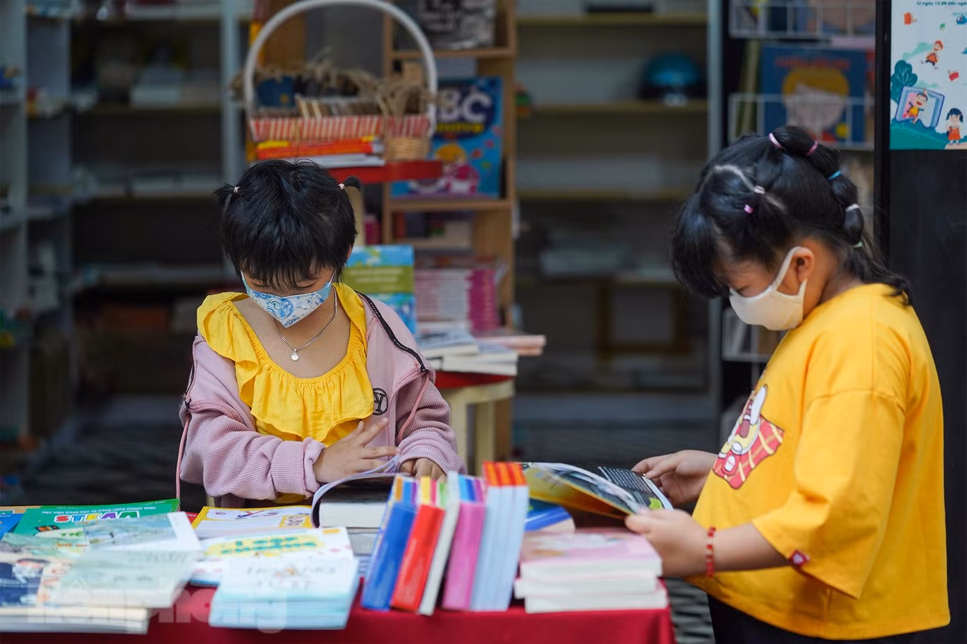 "Có lẽ năm nay nhiều đầu sách mới, cộng với việc các bé lâu rồi không được đi lại thoải mái và phải học online nên hôm nay ra đây, bé nhà tôi đứng ở bàn sách này gần cả tiếng rồi. Tôi đi chụp ảnh lòng vòng nãy giờ rồi đi cà phê mà bé vẫn còn đứng đó", chị Thục Trân, ngụ quận 3 chia sẻ.