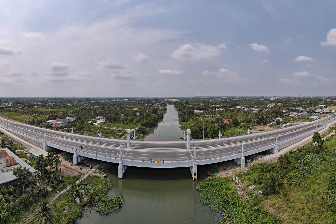 Nối tiếp cầu vượt là đoạn đường Vành đai dài 4 km, đi xuyên qua cánh đồng lúa thuộc xã Lợi Bình Nhơn quy mô 4 làn xe cũng đã thi công xong và thông xe sau 4 năm thi công.