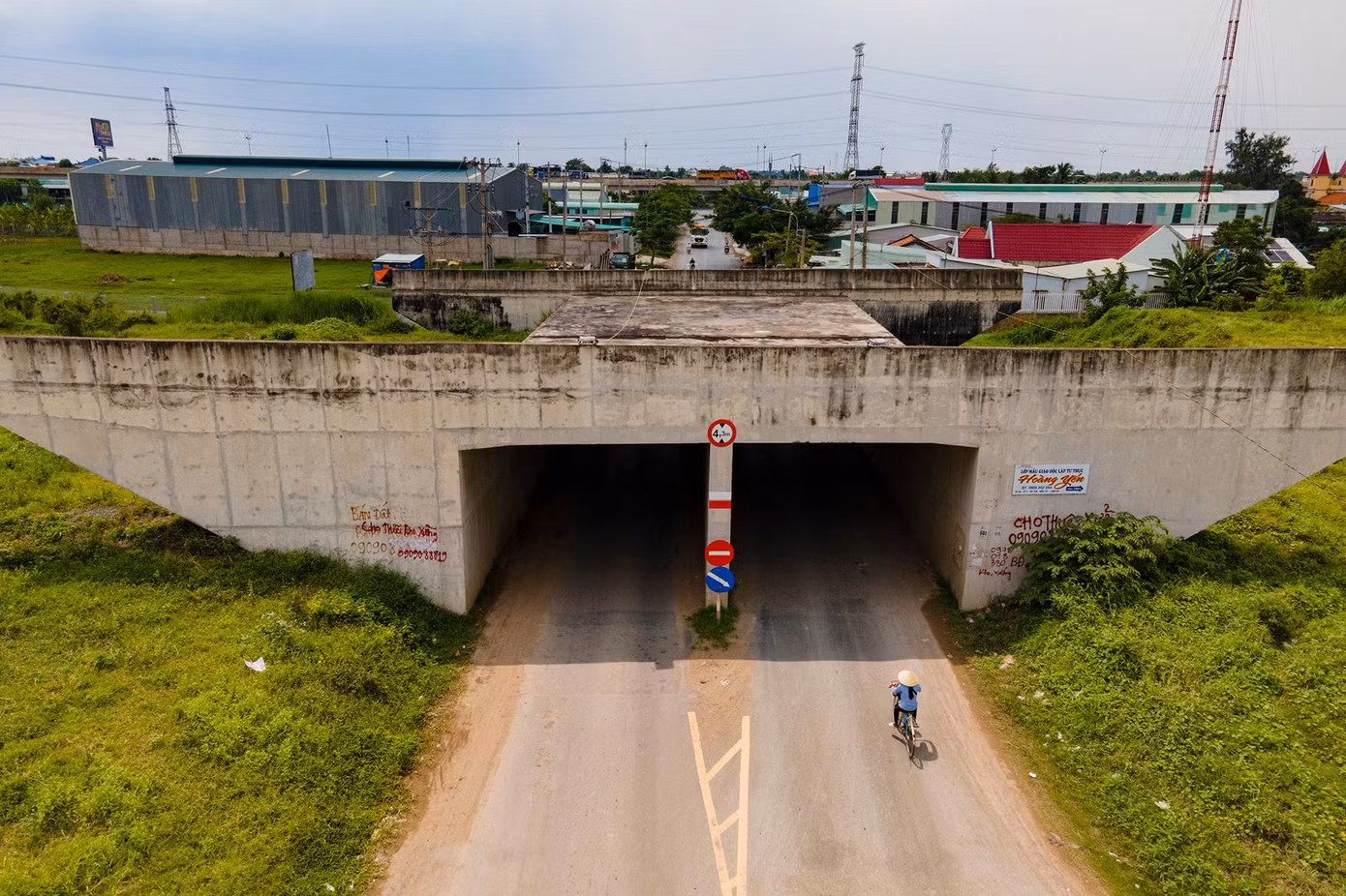 Cao tốc Bến Lức - Long Thành dài 58km có một đoạn dài 38km sẽ nối vào đường vành đai 3 TPHCM, tạo thành một vòng tròn khép kín sẽ tạo động lực phát triển cả vùng kinh tế trọng điểm phía Nam.