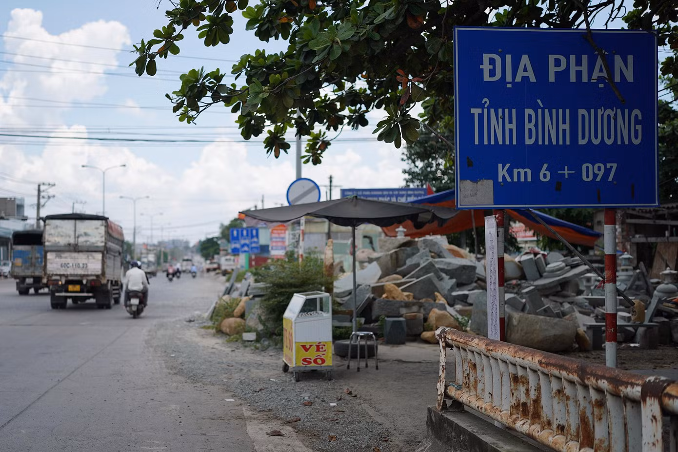 Còn tại Bình Dương, diện tích đất dân cư tính toán đền bù cao hơn diện tích trong thuyết minh báo cáo của Chính phủ là 11,2 ha và làm tăng chi phí giải phóng mặt bằng lên 1.677 - 3.920 tỷ đồng. Diện tích tính toán đền bù là 30 ha trong khi diện tích trong báo cáo là 18,78 ha, giá đền bù tính toán tại Bình Dương là 15 - 35 triệu đồng/m2.