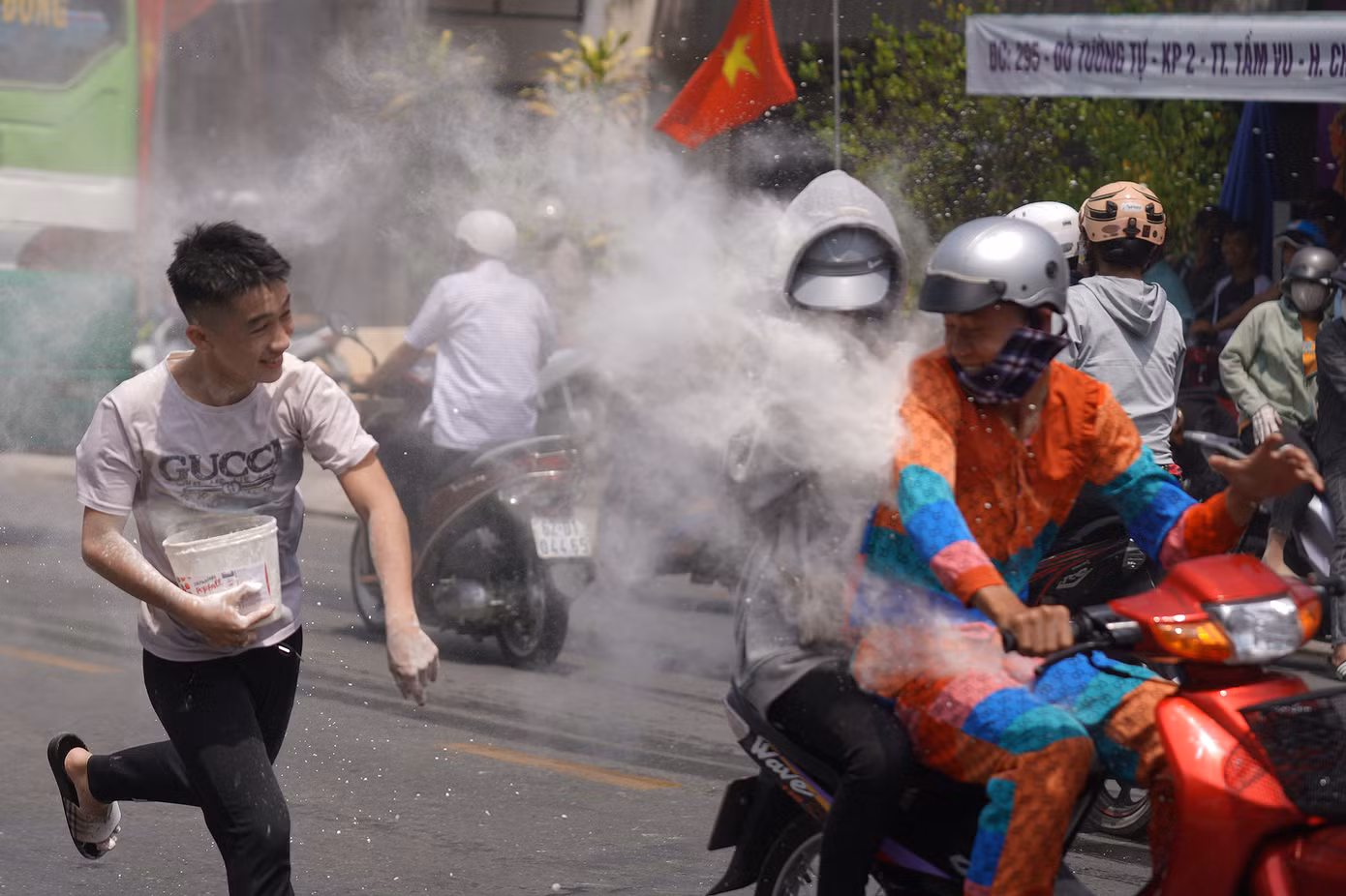 Sau phần tạt nước là phần ném bột mì. Do người tham gia rước lễ quá đông nên lực lượng chức năng địa phương rất vất vả trong điều phối giao thông đi lại. Sau phần tạt nước là phần ném bột mì. Do người tham gia rước lễ quá đông nên lực lượng chức năng địa phương rất vất vả trong điều phối giao thông đi lại.
