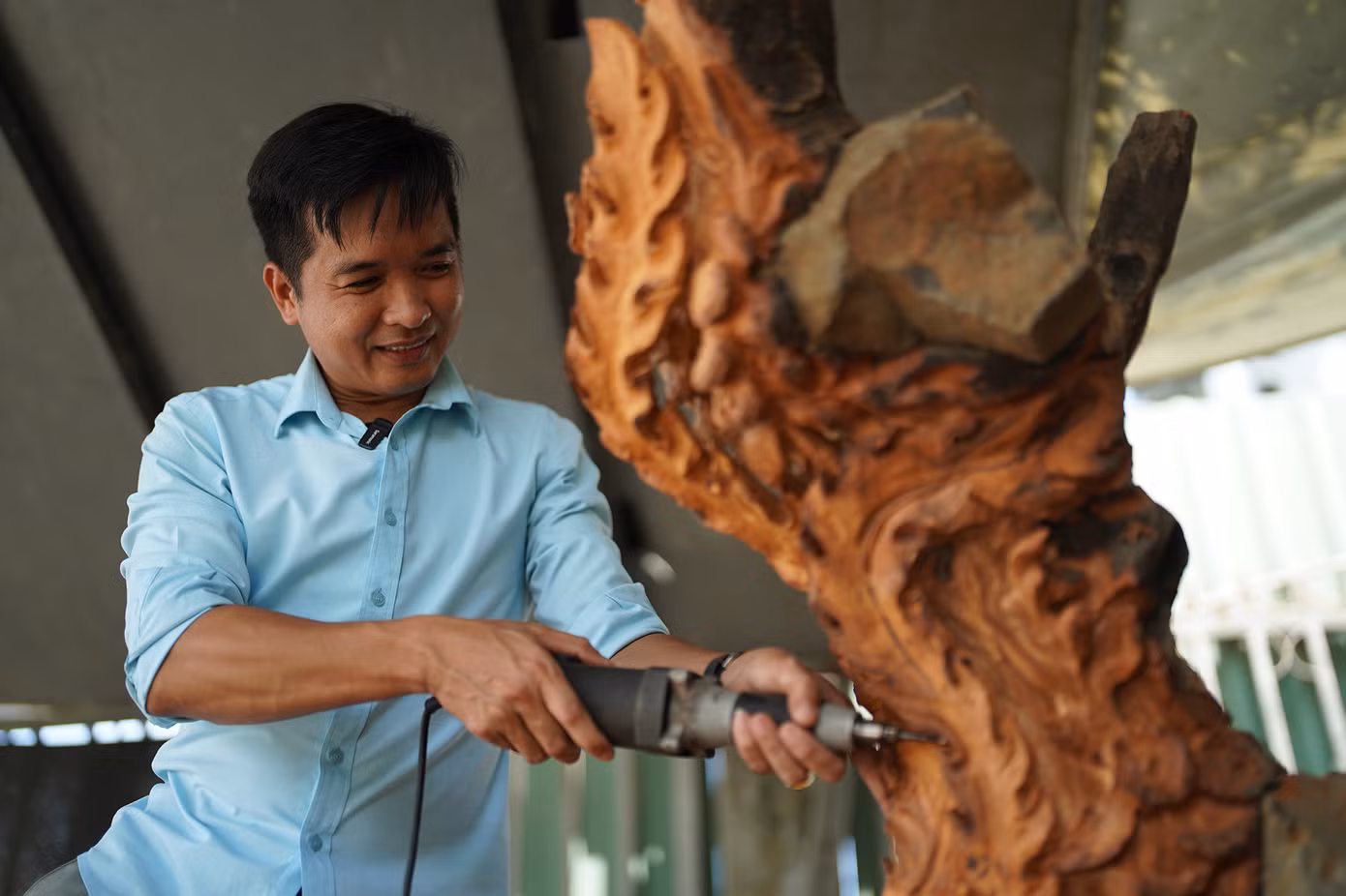 Ngoài quá trình tìm kiếm và vận chuyển, việc tìm thợ thực hiện phù hợp cũng được anh rất quan tâm, chú trọng. Việc chạm khắc hình tượng rồng đòi hỏi người thực hiện phải thực sự tỉ mỉ và khéo léo, nhiều chi tiết phức tạp. Hơn nữa, việc lột tả được thần thái, khí chất của linh vật đứng đầu trong tứ linh càng không dễ dàng. Hơn nữa, để bố trí được hình ảnh 9 rồng trên một rễ cây sao cho phù hợp cũng đòi hỏi nghệ nhân chuyên nghiệp và có tay nghề cao, không phải ai cũng có đủ tự tin đảm nhận.