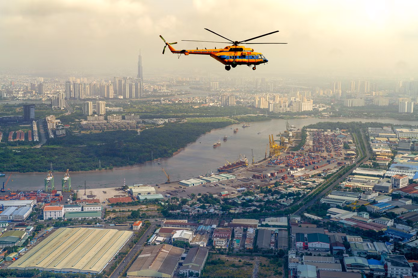 Cảng Sài Gòn buổi sáng sớm.