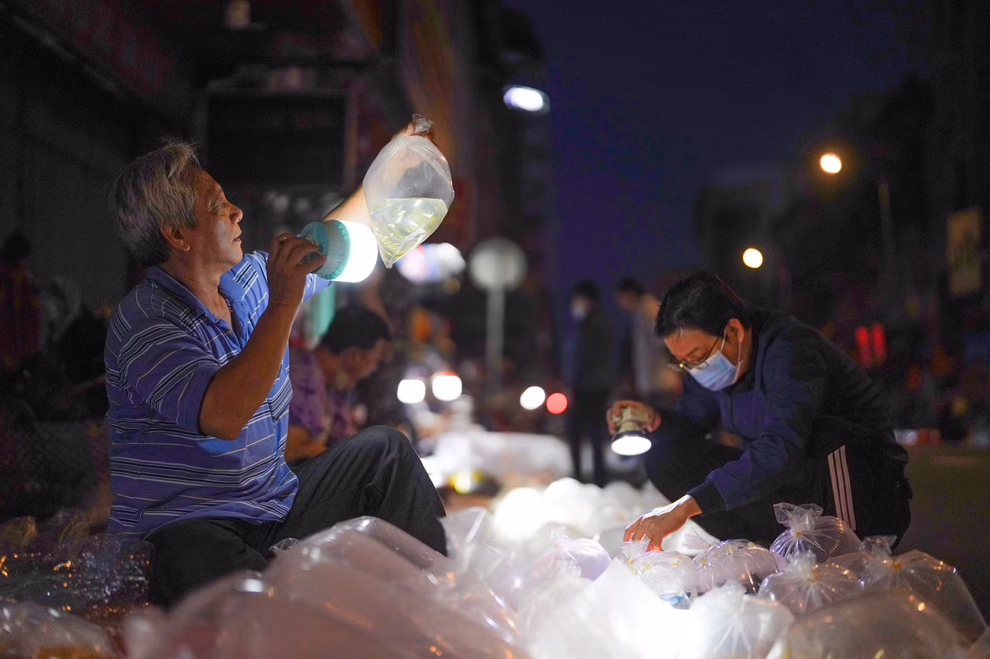 Ông Năm, một người bán cá cho biết, 20 năm nay, ngày nào ông cũng chạy xe máy đến khu chợ mua cá về bán lại cho khách. “Tôi đi từ 1 đến khoảng 2 giờ sáng. Lúc này, đã có một số người bắt đầu phân loại, cân, bơm ô xy và chia cá thành nhiều túi nhỏ để bán”, ông Năm cho biết thêm.
