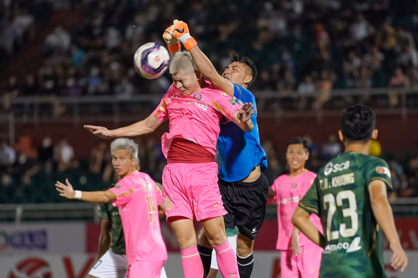 Chơi khá tập trung nhưng thủ môn Phạm Văn Phong của Sài Gòn FC không thể giữ sạch lưới.