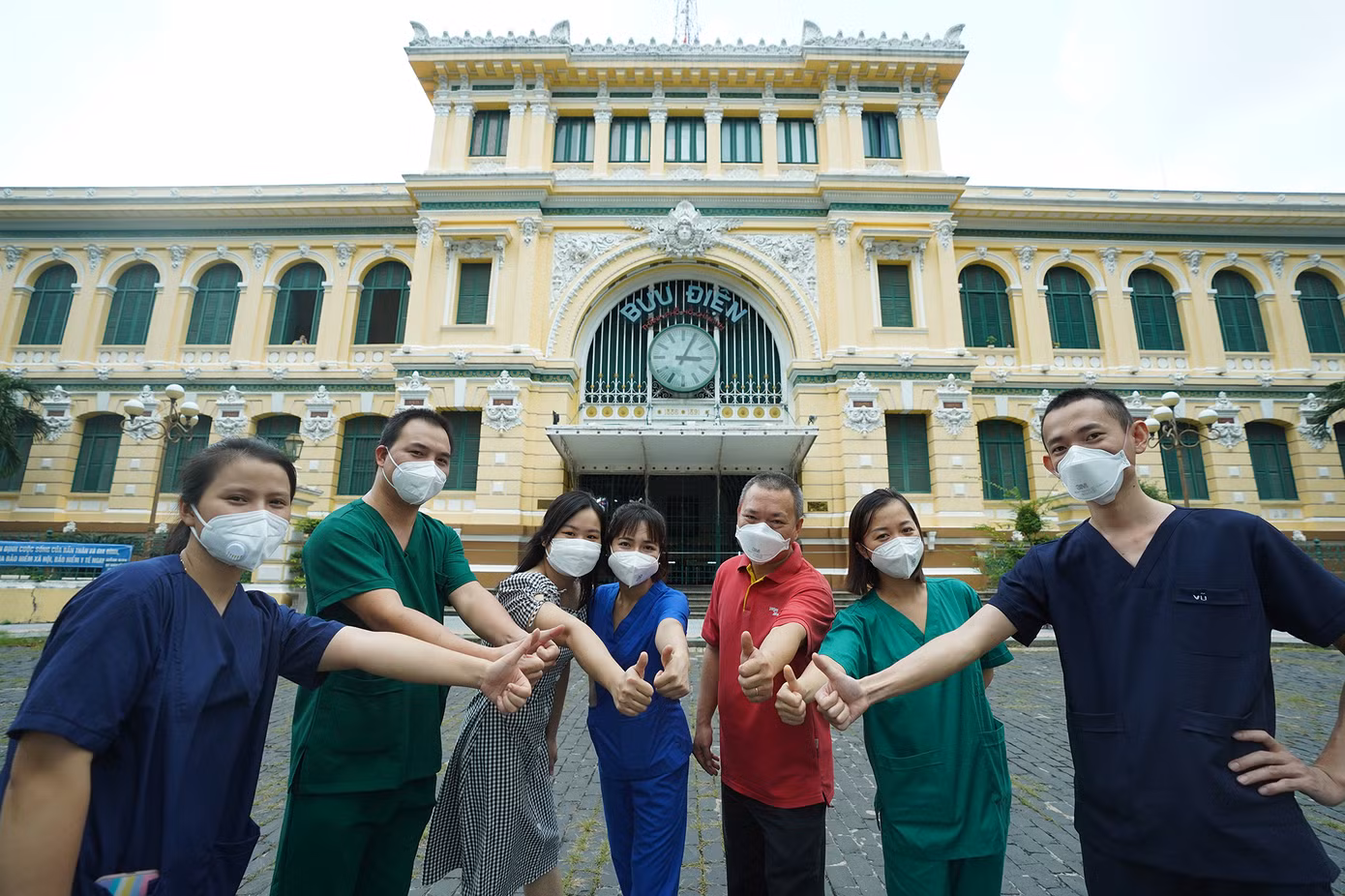 Thời điểm dịch COVID-19 bùng phát, nhiều y bác sĩ chi viện cho TPHCM cũng tranh thủ khoảng thời gian nghỉ để ra chụp ảnh lưu niệm. Trong số đó, nhiều người lần đầu đặt chân đến TPHCM.