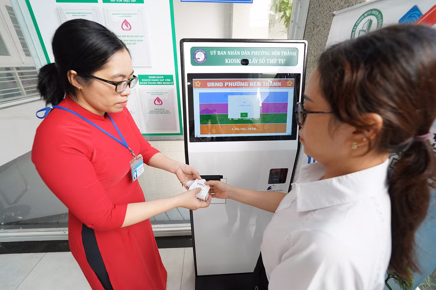 Phường Bến Thành bố trí máy bấm số để người dân thuận tiện khi đến liên hệ giải quyết hồ sơ, thủ tục hành chính.