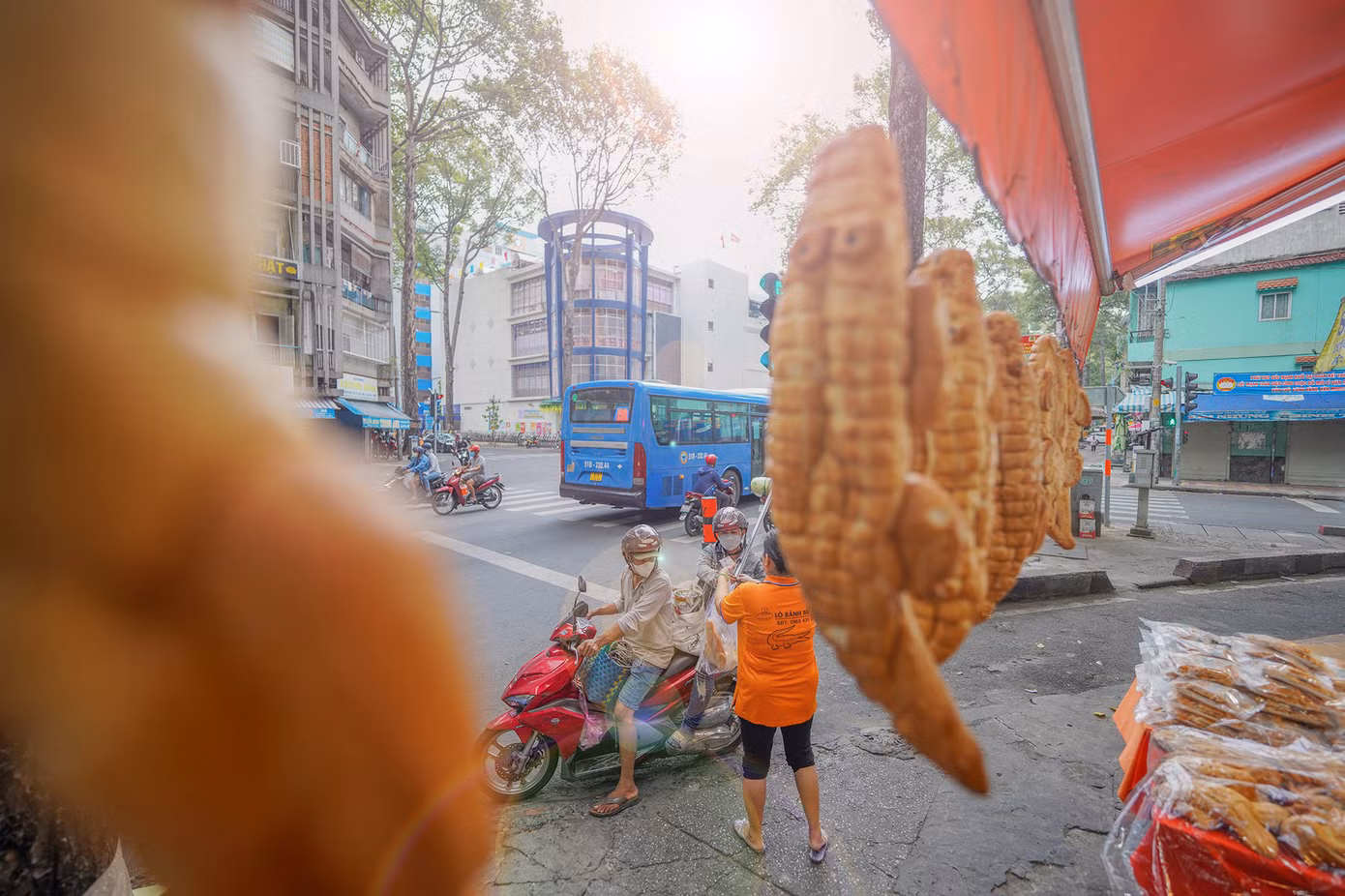 Chủ tiệm là ông Khiêm (75 tuổi), quê An Giang. Ông cho biết, gia đình có nghề bánh mì truyền thống, đã có vài cơ sở ở TP. Long Xuyên. Khoảng 2 năm trước, gia đình mở thêm lò ở TPHCM, chuyên làm bánh mì khổng lồ, kích thước từ 30-60 cm. Tiệm bánh hoạt động từ 2h sáng hàng ngày để kịp cho ra khoảng hơn trăm chiếc bánh hình hải sản phục vụ thực khách.