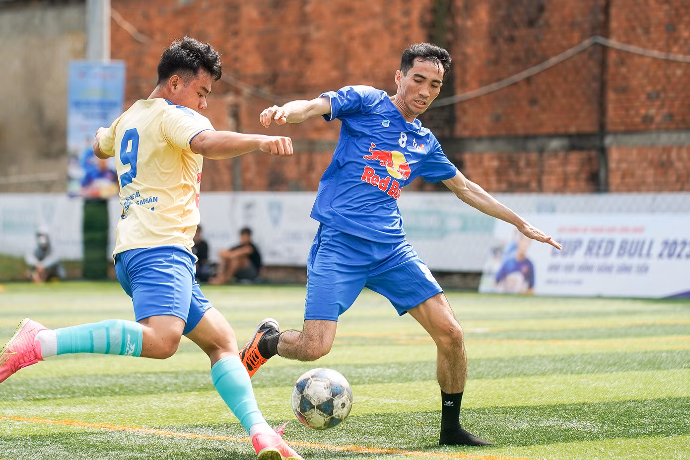 Ngọc Thức có kỹ thuật khá tốt nên gần như "gánh team", chỉ huy cả đội thi đấu. Dễ nhận thấy phong cách thi đấu năng nổ, quyết liệt của anh công nhân khi tranh cướp bóng bay cả giày.