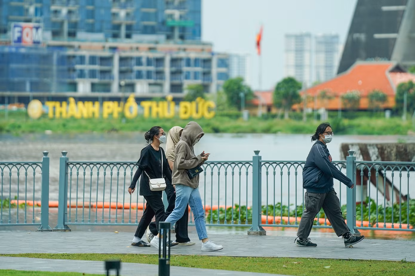 Nhóm ít bạn trẻ này di chuyển trong trang phục chống nóng.