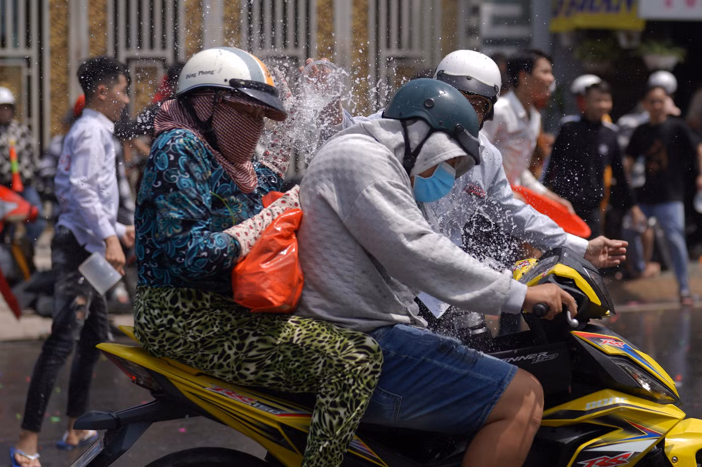 Những nạn nhân bị tạt nước có cả các cô gái, phụ nữ, trẻ em vô tình đi ngang qua lễ hội... Những nạn nhân bị tạt nước có cả các cô gái, phụ nữ, trẻ em vô tình đi ngang qua lễ hội...