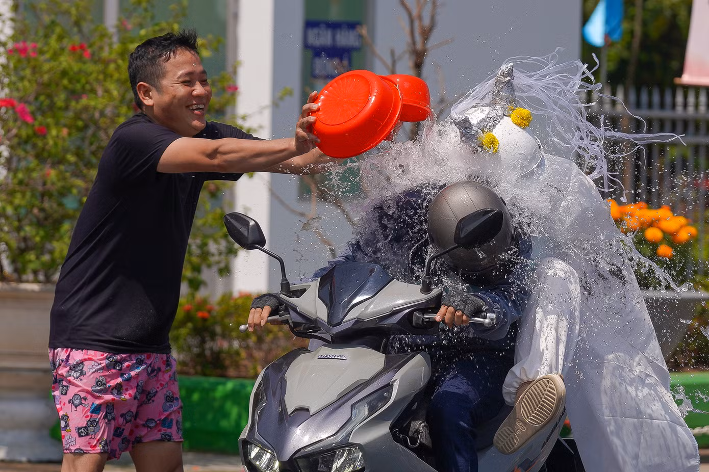 Các bạn trẻ hoá trang thành ma quỷ thường sử dụng các loại xe máy phân khối lớn, độ chế để lạng lách, hò hét để thu hút người khác tạt nước vào mình "Tạt cho bốc khói máy xe luôn", một người tạt nước nói. Các bạn trẻ hoá trang thành ma quỷ thường sử dụng các loại xe máy phân khối lớn, độ chế để lạng lách, hò hét để thu hút người khác tạt nước vào mình "Tạt cho bốc khói máy xe luôn", một người tạt nước nói.