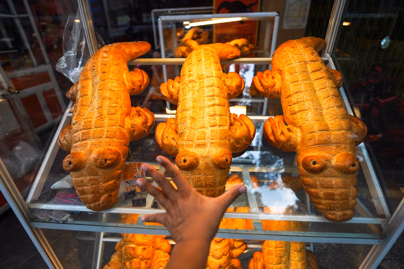 Bánh mì dạng con vật không có khuôn, thợ làm bánh phải làm thủ công từng công đoạn tạo hình mắt, mũi, miệng, vảy... Theo chủ tiệm, công đoạn này là quan trọng nhất, quyết định thần thái sản phẩm nên đòi hỏi sự tỉ mỉ vì phải tính được chi tiết phình nở khi bánh chín.