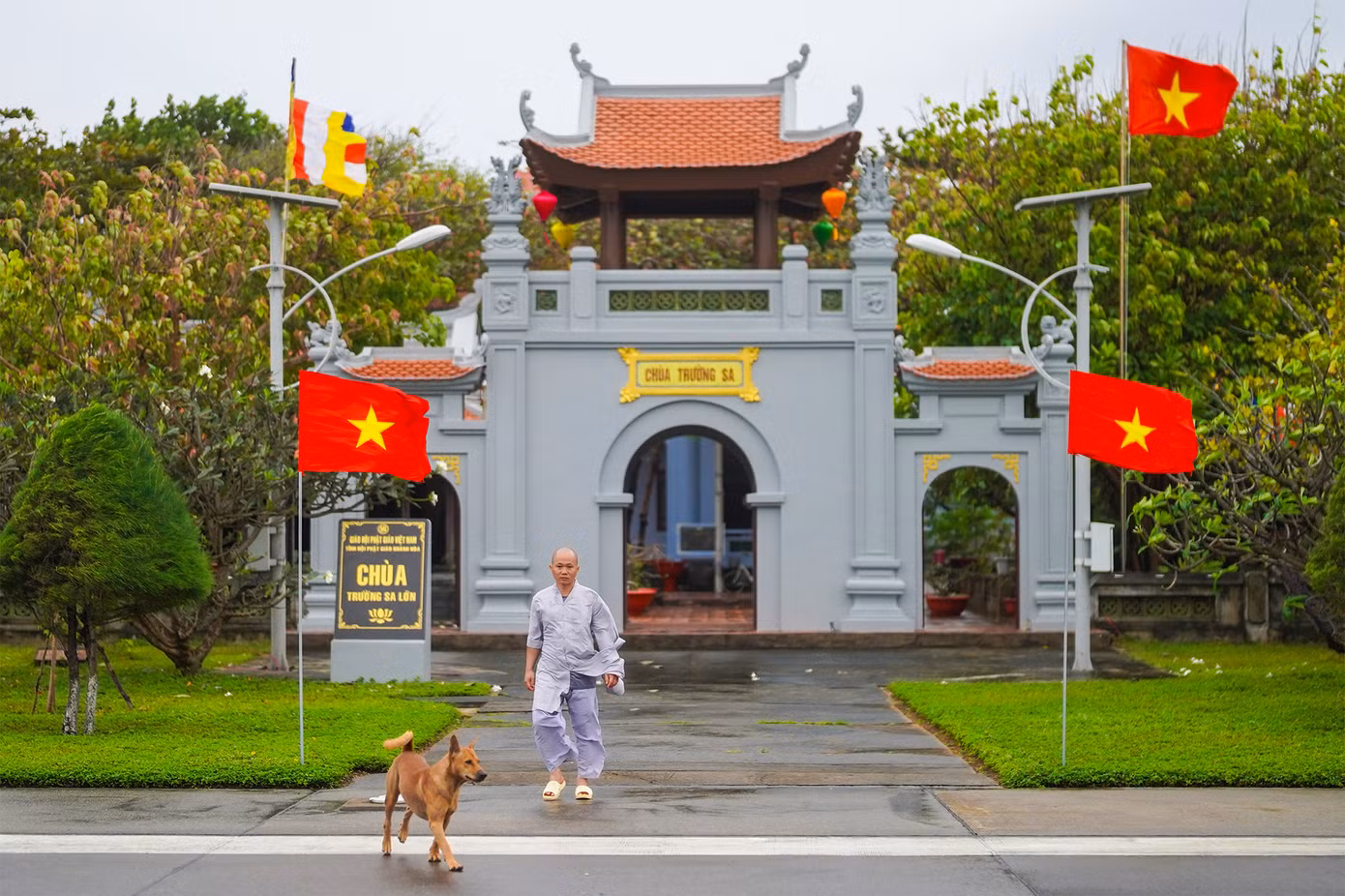 Khung cảnh bình yên ở chùa Trường Sa Lớn mỗi độ xuân về. Trong ảnh, thầy Thích Nhuận Đạt đang cùng chiến sĩ chuẩn bị đón Tết Giáp Thìn. Luôn kề cận bên thầy là chú chó Lu hiền lành, luôn đi cạnh thầy.