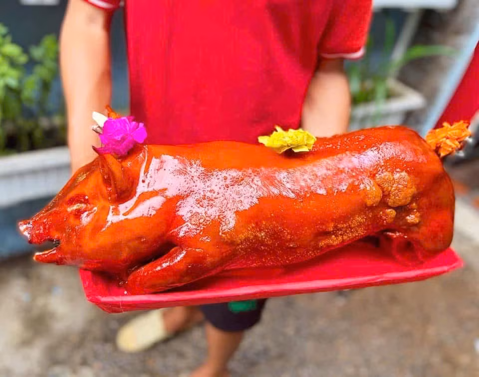 Tại chợ Phước Bình (TP. Thủ Đức), các mặt hàng không tăng giá và khá dồi dào. Vịt quay giá 350.000 đồng/kg, thịt lợn 390.000 đồng/kg, nguyên con heo quay cúng tầm 1,5 triệu đến 2 triệu.
