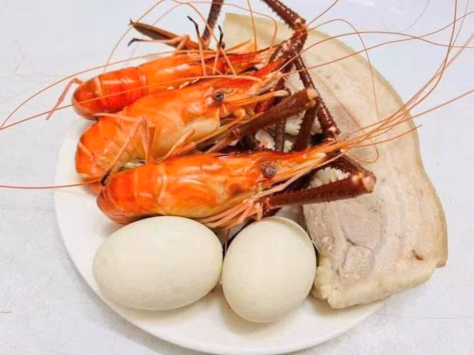 Nhiều người đặt lễ trước hoặc mua đồ cúng sẵn để tiết kiệm thời gian nhưng vẫn giữ sự thành kính. Người dân TPHCM thường chuẩn bị mâm cúng theo kiểu miền Nam với các món mang ý nghĩa cầu tài lộc. Lễ vật thường có bộ tam sên (thịt luộc, trứng luộc, tôm luộc) hoặc cá lóc nướng trui tượng trưng cho sự sung túc, xôi chè, ngũ quả, vàng mã, hoa, trà rượu... Người dân cũng không quét nhà sau khi cúng, lễ xong cùng nhau quây quần ăn uống lấy may, đi mua vàng có hình Thần tài, dán giấy đỏ "Thần Tài giáng phúc" hay "Khai trương hồng phát"...