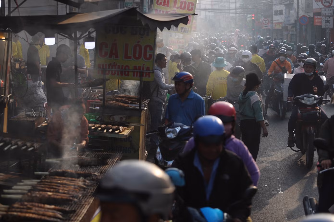 Đông nghịt người đi mua cá lóc về cúng Thần tài.