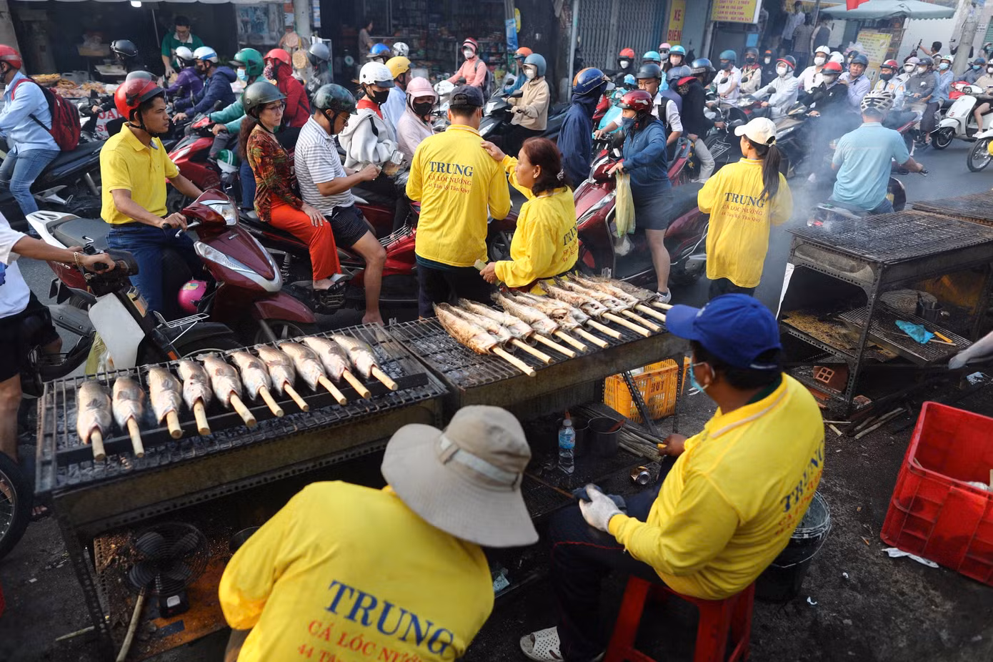 Dòng người nườm nườm mua bán.