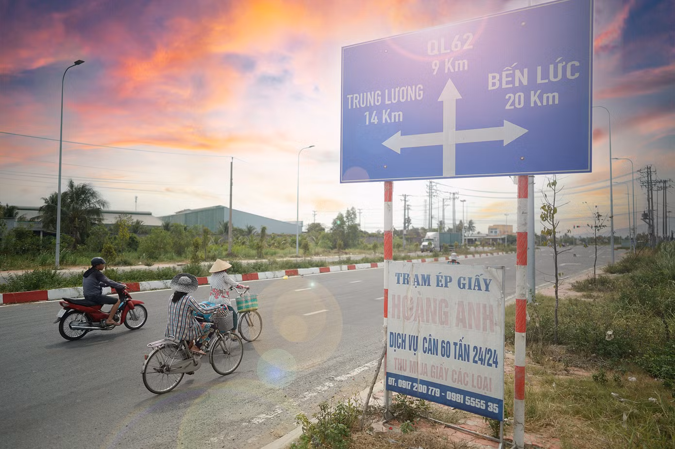 Đoạn ĐT834B đang vướng 14 hộ dân, trong đó có 13 hộ ảnh hưởng đến công tác thi công vỉa hè và 1 hộ ảnh hưởng thi công hệ thống cống dọc. Tại mố B cầu Rạch Chanh còn vướng đường ống cấp nước sạch D.800 của nhà máy nước Nhị Thành thuộc phạm vi thi công đường vào cầu.