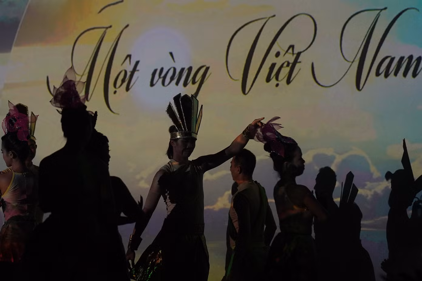 Tiết mục Một vòng Việt Nam cho khán giả nhìn lại quá trình hình thành dải đất cháu Lạc, con Rồng.