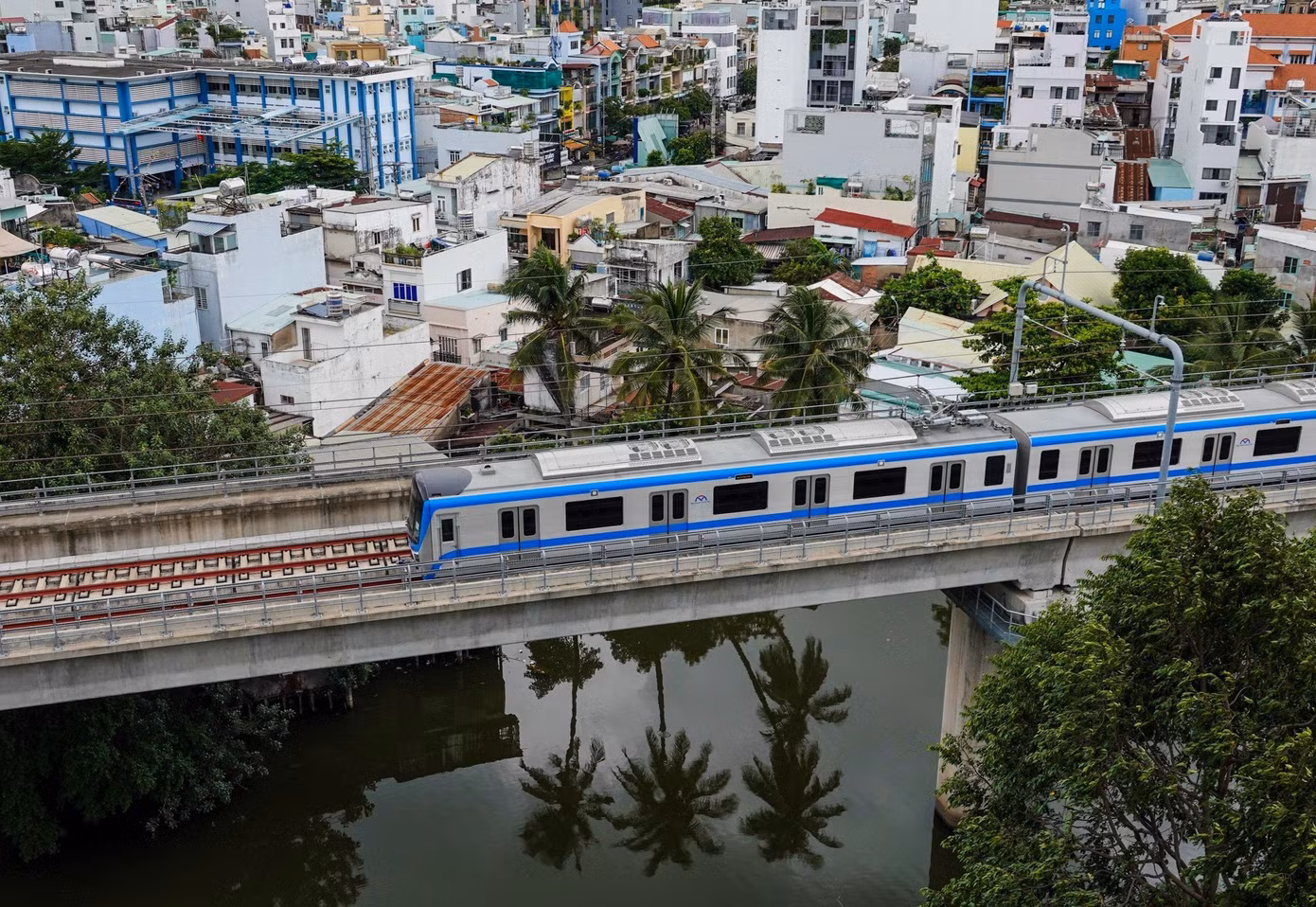 Theo Ban Quản lý đường sắt đô thị TPHCM, đây là sự kiện đánh dấu thêm một cột mốc mới trong quá trình triển khai dự án, tròn 1 năm kể từ ngày chạy thử đoàn tàu metro đầu tiên trong phạm vi depot Long Bình (TP Thủ Đức).