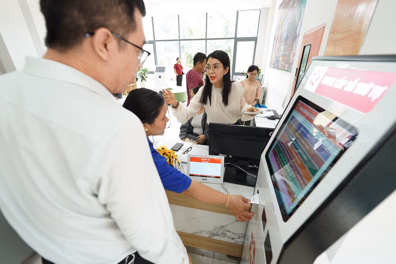 Khu vực nhận số thứ tự luôn có chuyên viên túc trực hỗ trợ.