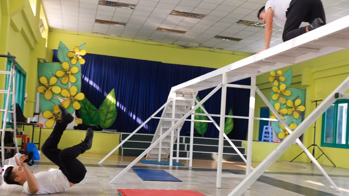 Nhưng do có chuẩn bị trước, phía dưới đã được trải nệm bảo vệ nên may mắn không xảy ra sự cố nào nghiêm trọng. Cơ chỉ bị nhức chân và Nghiệp đau vai, cổ.