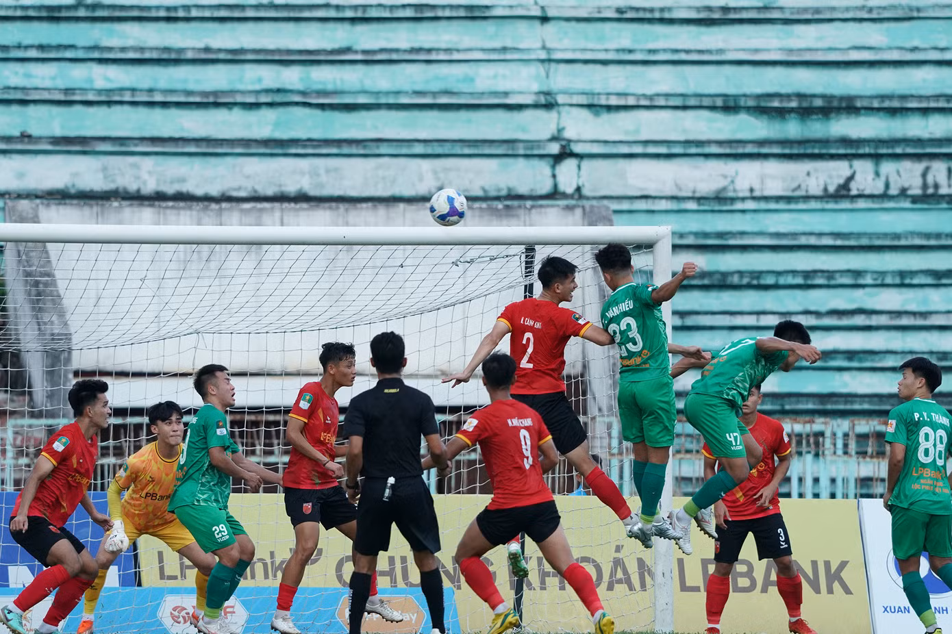 Mặc dù phải làm khách trước đội bóng Long An nhưng so về lực lượng, phong độ đội bóng Phù Đổng Ninh Bình được đánh giá cao hơn rất nhiều. Ở trận đấu lượt đi, đội khách cũng có chiến thắng nhẹ nhàng 2-0 trước đội bóng Long An.