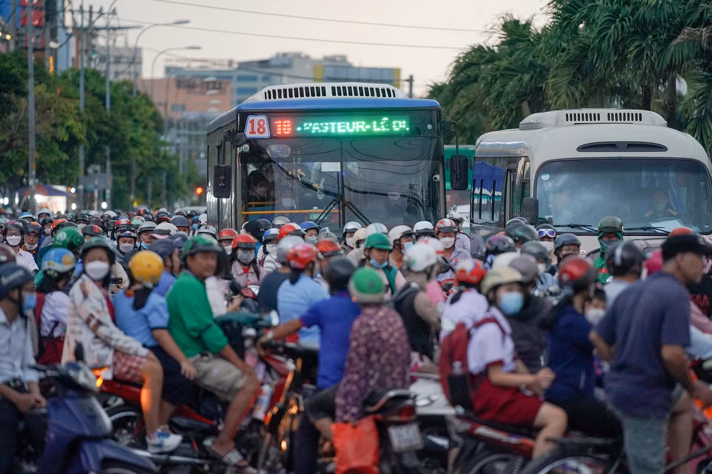 Nguyên nhân lớn nhất của việc xe buýt ế khách chính là các tuyến vẫn còn bất tiện so với nhu cầu di chuyển của người dân. Mặt khác, thời gian di chuyển cũng là bài toán khó cho ngành xe buýt. Áp lực thời gian dẫn đến nhiều vấn đề như: xung đột giao thông, xung đột với người tham gia giao thông, các bác tài chịu áp lực đảm bảo đúng tuyến, đúng giờ...