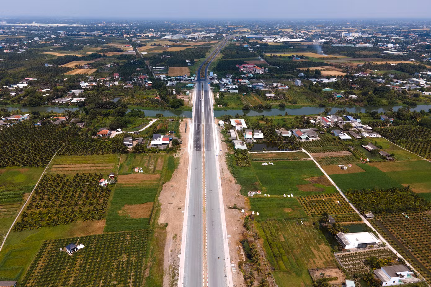 Hiện tại, phần lớn mặt đường của tuyến đã được thảm nhựa với quy mô 4-6 làn xe.