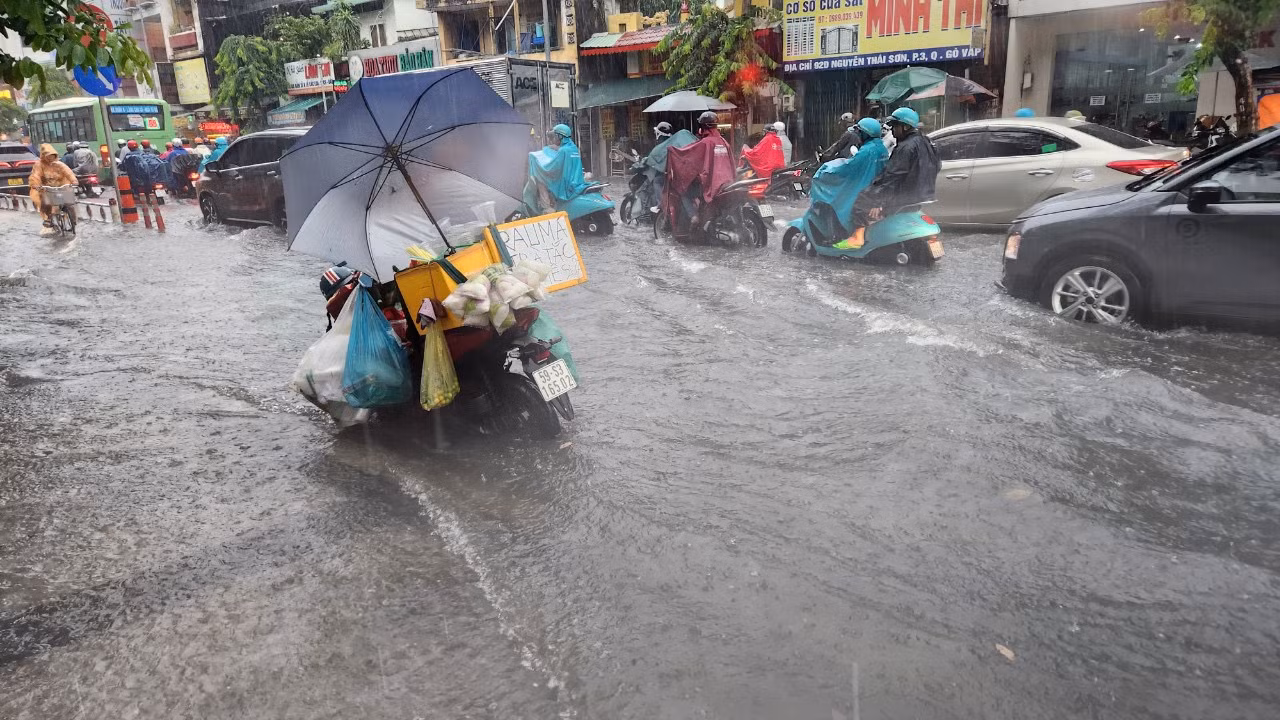 Một xe bán hàng giải khát "chôn chân" giữa đường.
