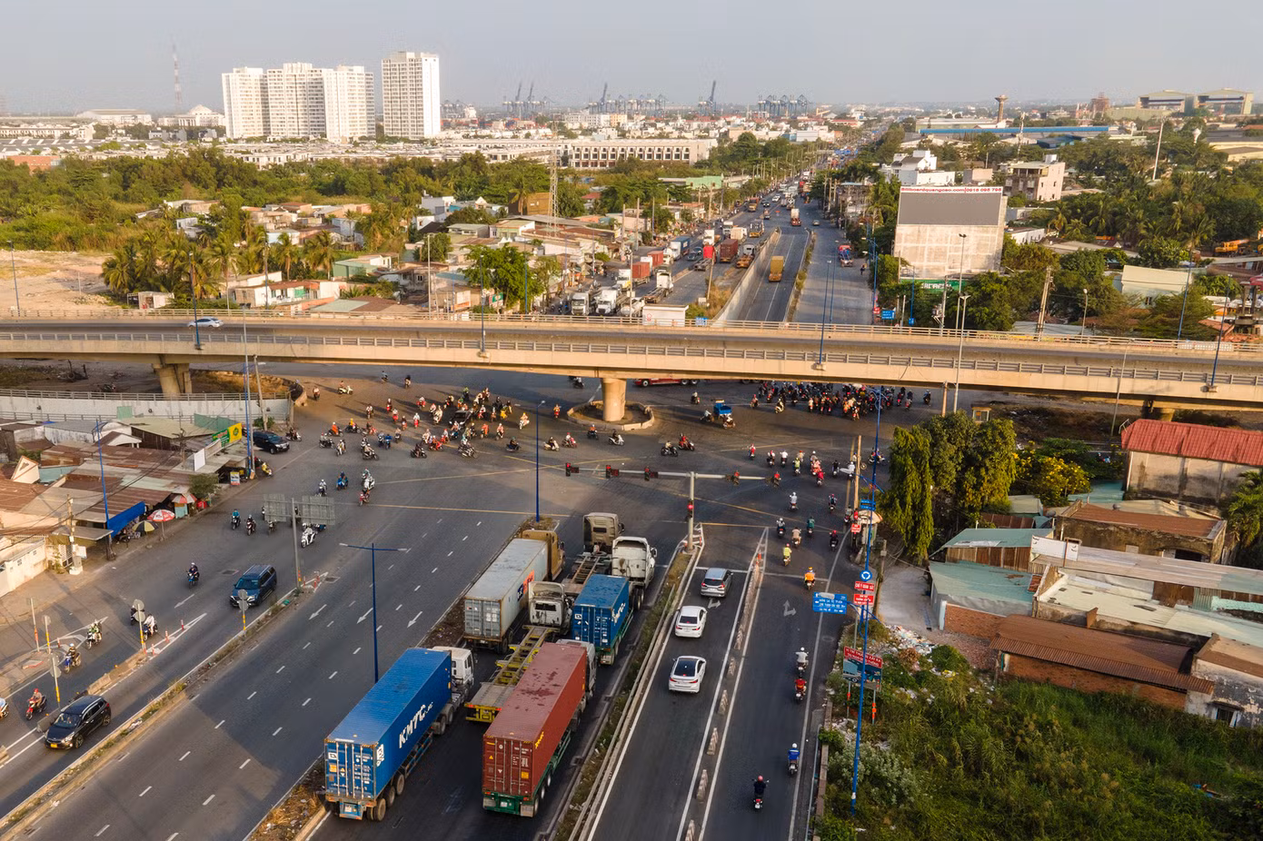 Xe tải, xe máy, xe container... đều chạy chung làn đường hỗn hợp, chưa có làn riêng cho xe hai bánh. Vòng xuyến tại đây rộng, lưu lượng lớn nhưng đèn giao thông khó thấy, nhất là vào đêm tối hay khi mưa gió.