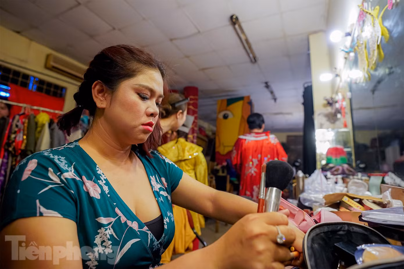 “Hôm nay, Hồng Đào có vai bà Táo ở 3 lớp diễn. Vở này mình tập năm rồi trong khoảng 2 tuần. Lâu lắm rồi, khao khát đi diễn lắm, mình nhớ sân khấu lắm. Tụi mình hay gọi sân khấu sáng đèn là 'thánh đường', được trở lại với 'thánh đường' là một điều không thể diễn tả bằng lời. Thật sự mình không nghĩ sân khấu sẽ được mở lại trong dịp tết này. Thời điểm giãn cách, nhóm diễn viên đóng quân tại sân khấu 5B này để nấu ăn cho lực lượng tuyến đầu. Suốt mấy tháng, ngày nào cũng nhìn thấy sân khấu mà không được diễn, cảm giác đó khó chịu lắm”, diễn viên trẻ Hồng Đào nghẹn ngào.