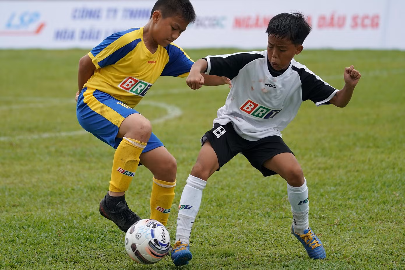U11 TP Vũng Tàu (áo vàng) thắng áp đảo U11 huyện Long Điền 4-0 trong trận khai mạc.