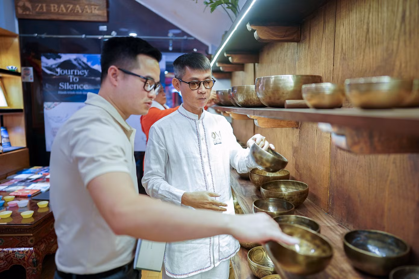Tại một đô thị ồn ào và náo nhiệt như TPHCM, nơi này là một trong số rất ít địa chỉ trải nghiệm "tắm âm thanh" giữa trung tâm thành phố. Khách trải nghiệm được hướng dẫn theo một vòng tròn, từ tìm hiểu các dòng chuông, trải nghiệm góc tĩnh lặng để cảm nhận vị ngon một chiếc bánh hay đơn giản là tập trung vào một dòng trong một quyển sách đến dùng âm thanh kích hoạt toàn thân, đánh thức các giác quan...