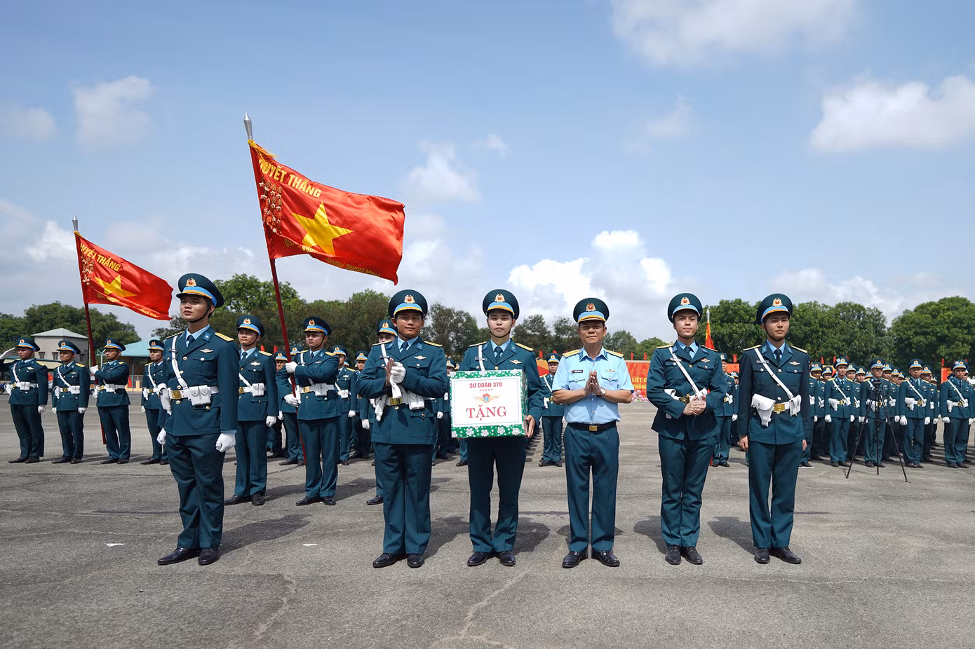 Đại tá Nguyễn Quốc Long động viên, thăm hỏi lực lượng tập luyện tham gia diễu binh, diễu hành tại sân bay Biên Hòa.