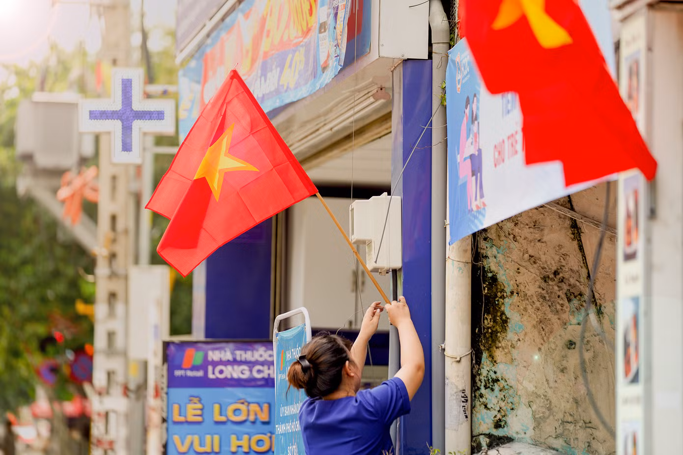 Cờ đỏ sao vàng phủ rực rỡ trên các con hẻm dọc tuyến đường Nguyễn Trọng Tuyển (quận Phú Nhuận), thu hút nhiều bạn trẻ đến chụp ảnh.