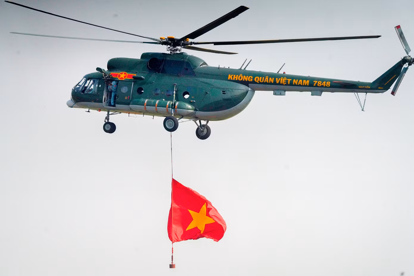 Trước đó, ngày 9/4, tại sân bay Biên Hòa (Đồng Nai), Quân chủng Phòng không - Không quân tổ chức huấn luyện bay biểu diễn với đội hình 10 trực thăng kéo cờ Tổ quốc và cờ Đảng.