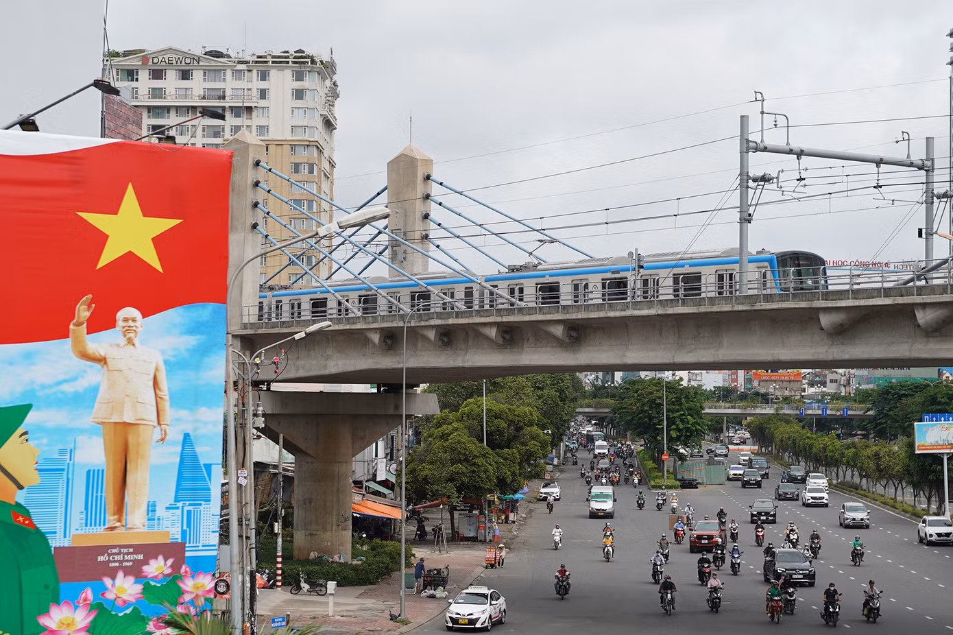 Từ đầu năm 2023 đến nay, Ban Quản lý Đường sắt đô thị TPHCM, đơn vị tư vấn và các nhà thầu đã phối hợp triển khai dự án, vừa tiến hành các bước thử nghiệm, vừa thi công lắp đặt thiết bị hệ thống còn lại cho toàn tuyến đường sắt đô thị. Trong ảnh, đoàn tàu đang đi qua đoạn cầu dây văng, điểm nhấn của tuyến Metro.