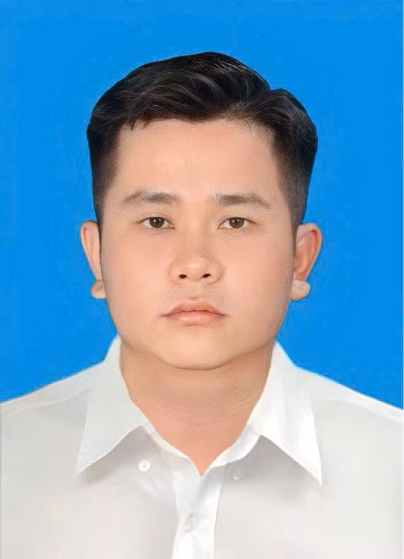 Gương mặt thứ 9 là anh Nguyễn Duy Phong - Giám đốc HTX sản xuất thương mại dịch vụ nông nghiệp công nghệ cao Phước Điền ở huyện Cần Giuộc đã thành công khi nâng tầm nông nghiệp truyền thống. Với hàng ngàn đơn hàng mỗi ngày, tương đương trên, dưới 1.200 chậu lan được tiêu thụ, anh Phong không chỉ duy trì hiệu quả HTX, mà còn kết nối đầu ra cho hơn 10 vườn lan tại địa phương với 6,5 hecta lan dendro và nhiều loại lan khác.