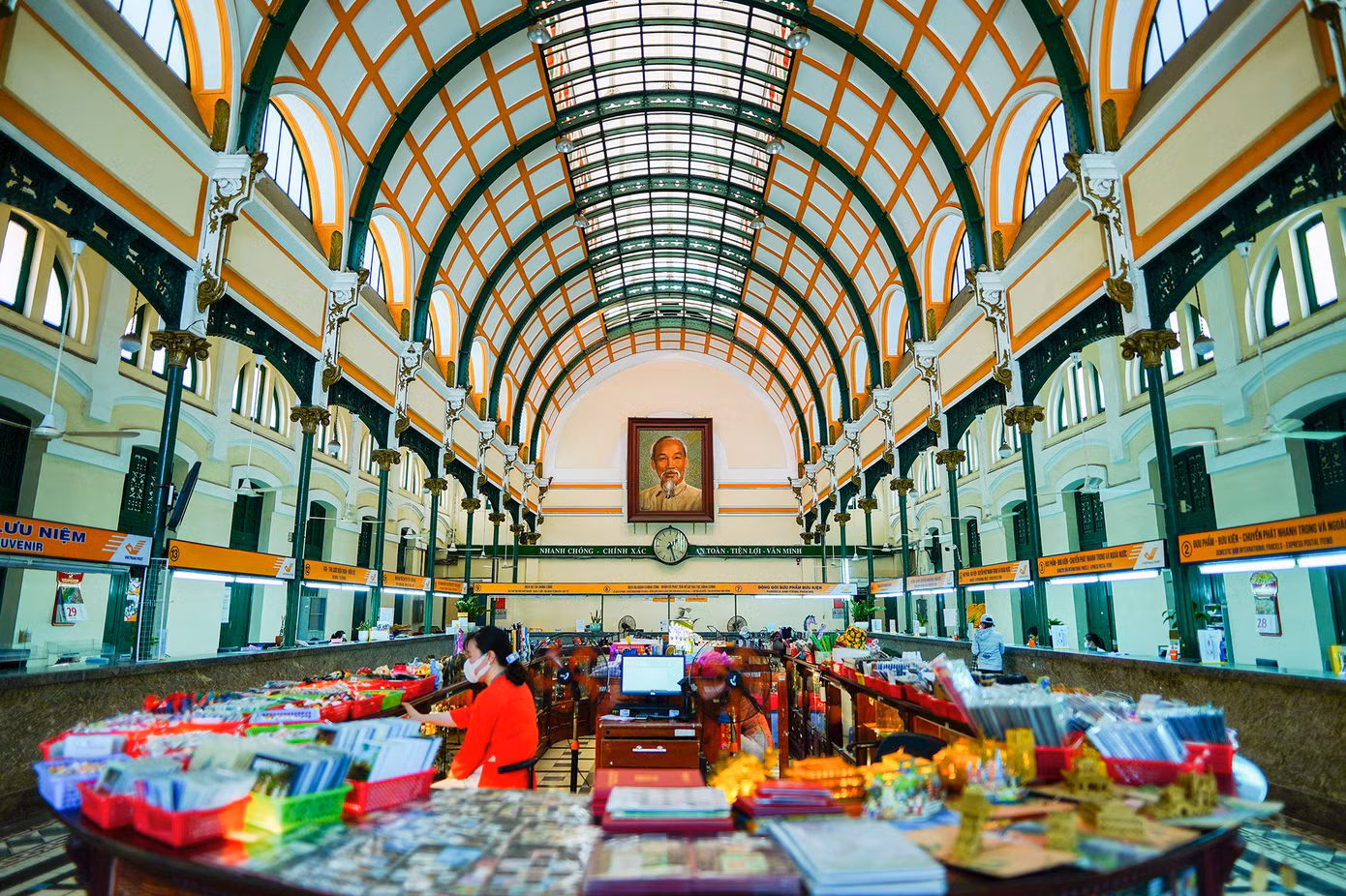 Tạp chí kiến trúc Architectural Digest đánh giá, vẻ đẹp của một bưu điện thường nằm ở chức năng của nó: Là nơi kết nối mọi người, dù họ ở bất kỳ đâu trên thế giới. Tuy nhiên, thiết kế bưu điện thường không được quan tâm như các công trình công cộng khác, như cung điện hay tòa nhà quốc hội. Nhưng như thế không có nghĩa là không tồn tại những bưu điện có kiến trúc đẹp.
